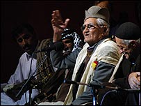  محمد حسين کيانی پيرترين شاهنامه خوان ايرانی که در جشنواره  رزم رستم و سهراب را خواند و اجرا کرد.