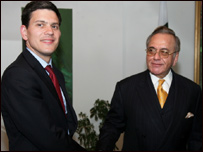 برطانوی وزیر خارجہ ڈیوڈ ملی بینڈ، خورشید قصوری کے ہمراہ