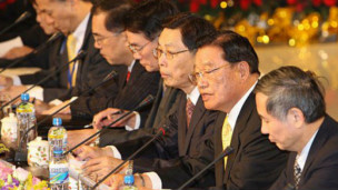 江丙坤(右二)正式卸任海基会董事长职务