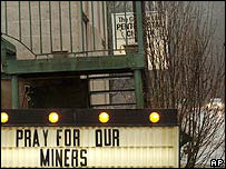 Placa no exterior de um cinema em Melville