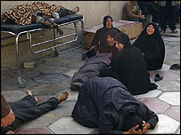 Mulheres choram por parentes mortos em ataque