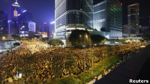 香港学生要求政府撤回国民教育科，在政府总部楼前举行集会示威（08/09/2012，资料照片）