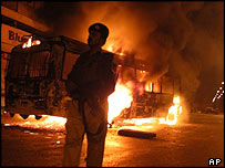 Ônibus incendiado em Karachi