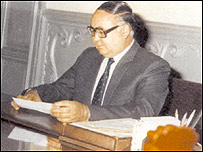 سلطانعلی کشتمند در دفتر کار خود در سالهای  80 ميلادی (تصوير برگفته از کتاب "يادداشتهای سياسی و رويدادهای تاريخی" نوشته سلطانعلی کشتمند)