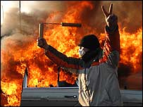 تظاهرکننده در برابر لاستيک های سوزان