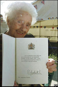 百岁老人展示女王的贺卡