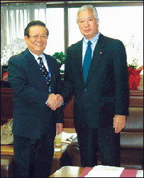 Tiến sĩ Khuất Văn Nga, Phó Viện trưởng Viện Kiểm sát Nhân dân Tối cao gặp Bộ trưởng Tư pháp Nhật Bản Eisuke Mori ở Tokyo hồi tháng Mười năm 2008 - Ảnh trên trang web của Viện Kiểm sát