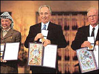 از راست به چپ: پرز، رابين و عرفات هنگام دريافت جايزه نوبل