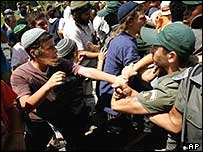 ग़ज़ा से हटने का विरोध करते लोग