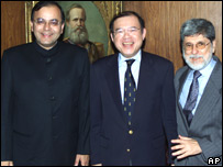 O diretor da OMC, Supachai Panitchpakdi (centro), com o ministro Celso Amorim e o ministro de Comércio indiano