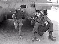 Soldado americano recebe um ramalhete de flores em Roma em 1944