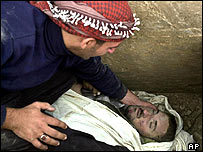 Felluce'de ölen kardeşine bakan bir Iraklı