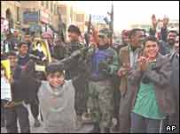 شيعيان نجف پيروزی خود در انتخابات را جشن می گيرند