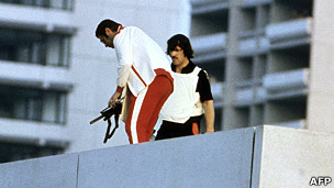 Немецкие полицейские на крыше израильского корпуса в олимпийской деревне в Мюнхене 6 сентября 1972 года