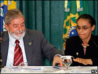 A ministra Marina Silva (dir.) com o presidente Lula durante evento em outubro em Brasília