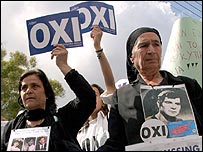 Rum tarafında referanduma hayır oyu kullanılmasını isteyen göstericilerden bir kişi