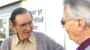 Gair o brofiad - Dic Jones, chwith,  yn siarad gyda'r cyn Archdderwydd Robyn Llyn, 