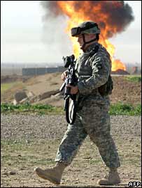 Soldado guarda gasoduto em Kirkuk