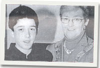 Rhydian yn derbyn ei wobr yn Iwerddon