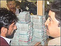 اصلاح قانون بانکداری افغانستان  را حامد کرزی به امضا رساند