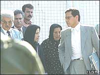 مادر زهرا کاظمی به همراه وکلای مدافع خود