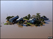 خانه ها در محاصره سیل