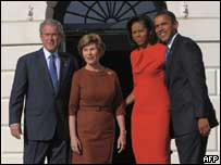 George e Laura Bush e Michelle e Barack Obama na Casa Branca (AFP)