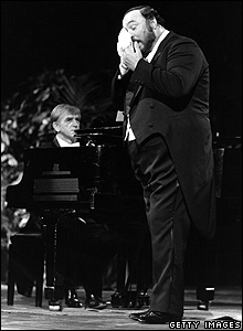 Luciano Pavarotti diễn ở Bussoladomani năm 1985.