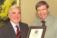 Yr Athro C.D. Garner yn anrhegu tystysgrif i'r Athro J.D.R. Thomas (chwith)