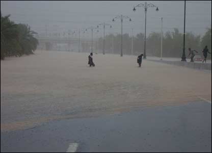 عکس حیدر نقوی از خیابانهای خلوط و زیر آب رفته در مسقط