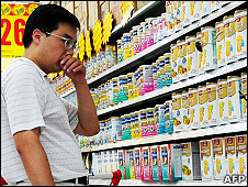 北京某超市内一名男士在奶粉货架前驻足(9/7/2010)