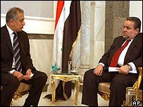 Zalmay Khalilzad (esquerda) e Hajim al-Hassani