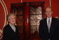 Olwen a Caradog Evans gyda'u cwpwrdd.