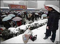 Các hành khách bị mắc kẹt đang chờ tàu hoả ở bên ngoài nhà ga Vũ Hán ngày 28/1