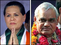   Bà Sonia Gandhi của đảng Quốc Đại và ông Vajpayee của đảng Dân tộc Chủ nghĩa Ấn Giáo