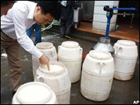 Kiểm tra sữa ở TQ