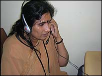  یک زن در کنفرانس ویدئویی