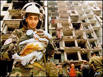 Російський рятувальник перед зруйнованим будинком у Волгодонську