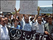 احتجاج کرتے صحافی۔