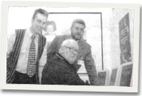 O'r chwith: Paul Edwards  Rheolwr e-ddysgu, Coleg Menai; Tom Moore, Enillydd Categori Oedolion, Gwobr Rhwydwaith y Bobl yng Nghymru; Medwyn Williams, Cydlynydd Dysgu Gydol Oes, Cyngor Gwynedd