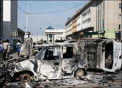 Những chiếc ôtô bị thiêu rụi trên đường phố Ulan Bator