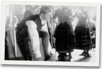 Ashley Evans o'r Benllech yn arddangos 'Step y Glocsen' yn yr Wyl.