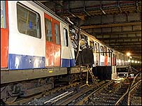 Metrô destruído em explosão em Londres