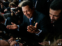 O presidente da Venezuela, Hugo Chávez, conversa com jornalistas na chegada ao Rio