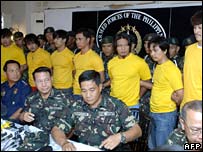 Những người bị bắt bị đem ra trước cuộc họp báo