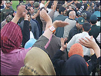 تعدادی از زنان ايرانی در حال تشويق اعضای تيم ملی فوتبال ايران در اردوی آمادگی - عکس از خبرگزاری فارس