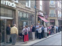 Clientes fazem fila no banco Northern Rock