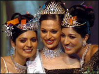 अमृता थापर (बीच में), निहारिक सिंह (दाएँ) और सिंदुरा गड्डे (बाएँ)