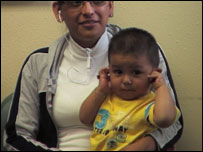 Mãe e filho esperando atendimento na clínica.