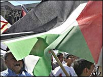 आर्थिक तंगी के विरोध में प्रदर्शन